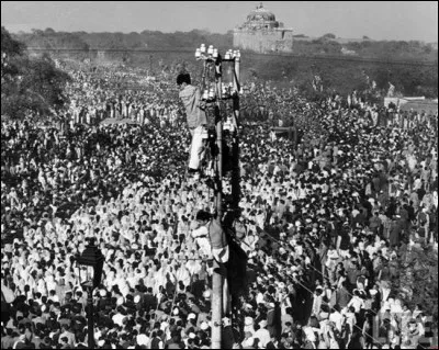 Les premières funérailles très suivies de l'Inde post-coloniale ont été celles du 2 février 1948 après l'assassinat de leur guide spirituel et celui du mouvement pour l'indépendance de ce pays. Deux millions de personnes s'étaient assemblées pour y assister. Sur la photo, des gens montent sur des poteaux téléphoniques pour avoir une meilleure vue.