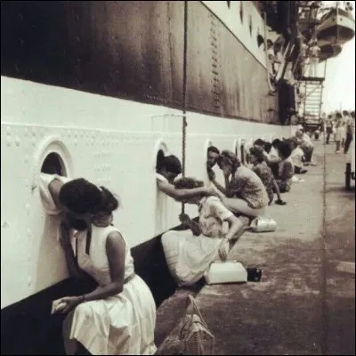 Quel spectacle à la fois triste du déchirement des amours et cocasse, de la pauvre situation de ses femmes accrochées au bout du quai, parlant à leur marin à travers le hublot pour leur confier un dernier message d'espoir.