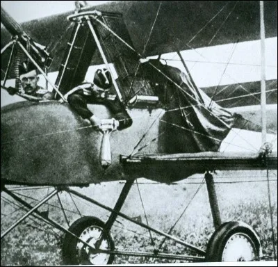 Mieux vaut en rire et se rappeler que l'évolution est étapiste : en 1914 les systèmes de visée restaient à développer, le premier bombardement aérien n'ayant eu lieu qu'en 1911. Tout s'inventait à mesure du besoin et comme on voit, il y eut certaines improvisations.