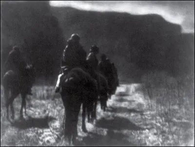 On voit ces Amérindiens Navajo s'éloignant à cheval : l'auteur a voulu nous les montrer quittant leurs terres ancestrales, se dirigeant vers les pauvres réserves qu'on leur avait assignées afin d'aller s'y faire assimiler. Un changement de monde.

Merci de ce voyage dans le temps !