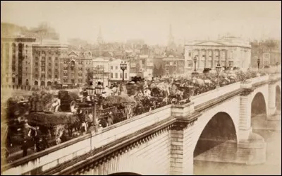 J'étais étonné par le fait que ce pont, sur la Tamise au niveau de la Cité, soit si occupé pour 1875 : pourtant la congestion sur ce pont est déjà mentionnée en 1722. En 1896, c'était l'endroit de Londres le plus affairé, soit que 8000 piétons et 900 véhicules passaient toutes les heures et en 1902, le pont était devenu si emprunté que la largeur de l'espace pour les piétons a été étirée d'1 m.