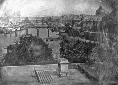 Photo par Louis Daguerre vers 1836 - 1837. On distingue au premier plan le pont Neuf et la statue d'Henri IV, en cavalier, au centre de sa petite esplanade, au milieu du pont Neuf.
Le cavalier est offert au regard des Parisiens pressés et des touristes charmés par le paysage qu'offre la Seine à cet endroit, soit celui des plus magnifiques monuments légués par l'Ancien Régime.