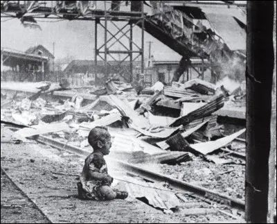 Les Américains ont suivi de près les horreurs en Europe durant les années 1930. Pourtant, ils traitaient l'Asie comme une autre planète. Mais l'Empire du Soleil levant a accru ses bombardements en août 1937 avec le résultat que l'on voit.
Cette photo a fait qu'en Amérique, ils ont été capables de mettre un visage sur les victimes et de commencer à s'y identifier. Ils devront y livrer la guerre.