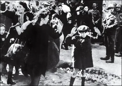 Cet enfant terrifié fait partie des 380 000 victimes des rafles du ghetto de Varsovie. Quand leur révolte cessa, les survivants firent face aux exécutions sommaires, aux déportations dans les camps de concentration pour un travail d'esclave et à la mort. 
Le S.S. Major General Jürgen Stroop a pris fierté à exécuter les ordres nazis et a documenté le tout : grâce à ses archives, on se souvient.