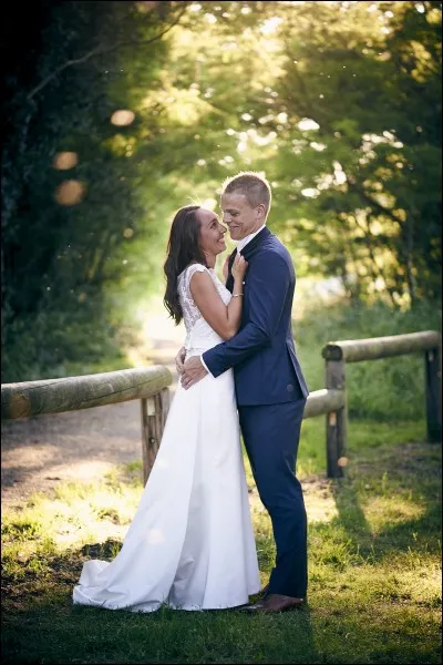 Mets ''wife'' au pluriel.