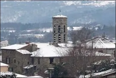 Voici une vue hivernale de Roiffieux. Village d'Auvergne-Rhône-Alpes, dans l'arrondissement de Tournon-sur-Rhône, il se situe dans le département ...