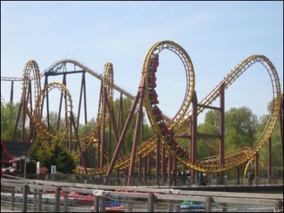 L'emblème du Parc Astérix, est la première montagne russe à sensation forte que le parc ait eue . Elle a été construite par Vekoma et compte 7 inversions et 1 looping. 
Quel est le nom de cette attraction ?