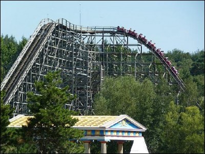 Quel est le nom de cette attraction en bois ouverte en 1997 et effectuant une chute de 29,9 mètres ?