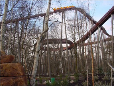 Ce bobsleigh ouvert en 2001 a été construit par Mack Rides. 
Quel est le nom de cette attraction ?