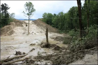 Dans quel pays eut lieu un glissement de terrain qui a entraîné dans sa chute boue et blocs de pierre, sans compter les cours d'eau qui ont débordé jusqu'à quitter leur lit et a causé 20 000 morts, des milliers de sans-abris, et 100 000 blessés ?