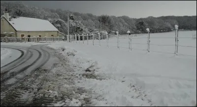 Dans quel massif eu lieu "Le terrible hiver", nom donné à une période de trois mois de l'hiver 1950-1951 durant laquelle une série de 649 avalanches a provoqué la mort de plus de 265 personnes ?