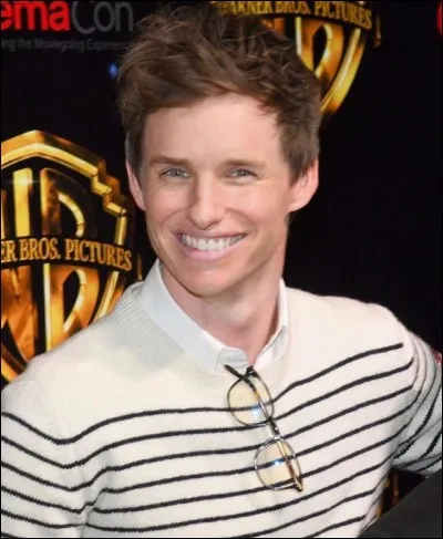 Il est allé à l'école avec un des membres de la famille royale d'Angleterre, qui ?