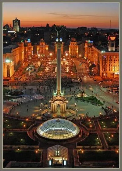 Dans quelle ville se trouve cette place ?