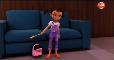 Comment s'appelle la petite fille que Marinette doit garder ?