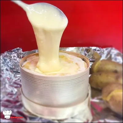 Quel autre fromage bien connu pour se servir chaud et dans sa boîte vient de cette région ?