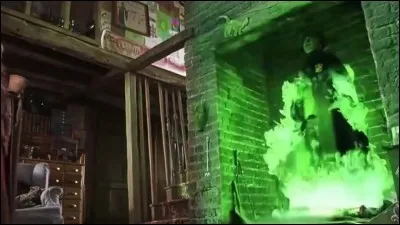 Harry est chez les Weasley, sauf au moment où Harry prend la poudre de cheminette pour aller au Chemin de Traverse. Il a fait une erreur ! Laquelle ?