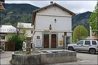 Nous terminons cette balade à Villeneuve-d'Entraunes. Petit village de 68 habitants, dans la vallée du Var et dans le parc national du Mercantour, il se situe dans le département ...