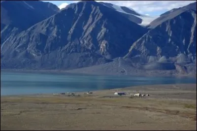Quel est le nom de la dixième île au monde par la superficie et la troisième du Canada qui est séparée du Groenland par le détroit de Nares ?