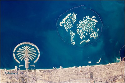 Au large de quel émirat du golfe Persique se trouve un archipel constitué d'îles artificielles appelé The World ?