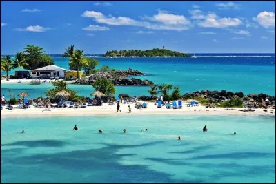 De quelle collectivité française de l'océan Pacifique Grande Terre est-elle l'île principale avec les îles Loyauté ?