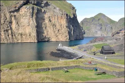 Quel pays insulaire d'Europe possède les îles Bjarnarey, Hellisey, Heimaey et Surtsey qui font partie des îles Vestmann ?