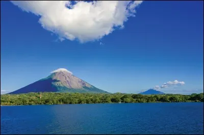 Dans quel pays d'Amérique centrale se trouve Ometepe, une île constituée de deux volcans dans un lac à l'est de Managua ?