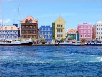 Quel État autonome des Pays-Bas, célèbre pour la plongée sous-marine, a pour capitale Willemstad et fait partie des îles ABC ?