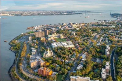 Quel est le nom de cette île jadis connue comme la "municipalité de Richmond'' à laquelle on peut accéder en train ou grâce à des ponts ?