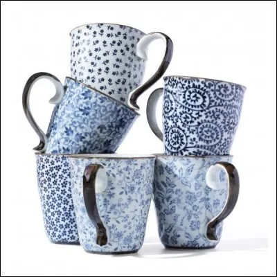 Combien y a-t-il de tasses bleues sur cette image ?