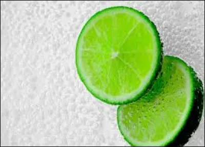 Combien y a-t-il de tranches de citron vert sur cette image ?