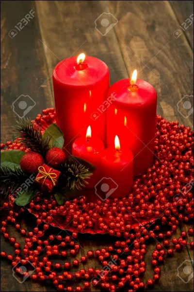 Combien y a-t-il de bougies rouges sur cette image ?