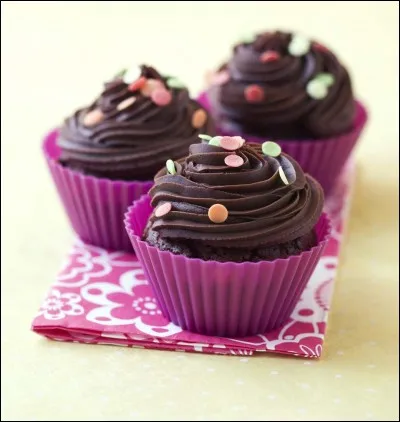 Combien y a-t-il de cupcakes au chocolat sur cette image ?