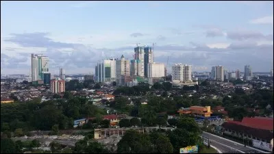 Cette ville de Malaisie, située à l'extrémité de la péninsule malaise et proche de Singapour, peuplée de 800 000 habitants, c'est :