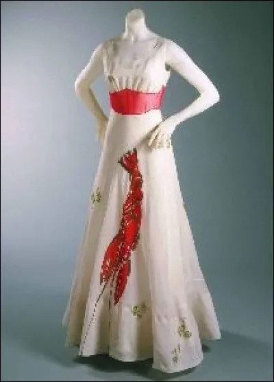 Wallis Simpson (épouse du Prince de Galles ayant abandonné son destin de roi d'Angleterre) a porté cette robe de la grande couturière Elsa Schiaparelli en 1937. Celle-ci a cherché l'inspiration chez... ?