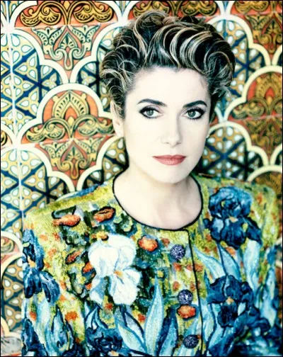 Catherine Deneuve a décidé de vendre aux enchères en janvier 2019 toute sa collection de vêtements Yves Saint Laurent. Cette veste magnifique s'inspire de quel peintre ?