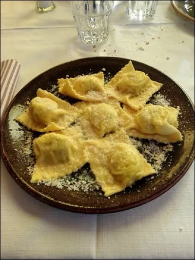 Vous voilà dans une trattoria pour un léger mets de soirée. On vous propose des pâtes farcies à la ricotta de vache et de chèvre, de bettes et du parmesan...