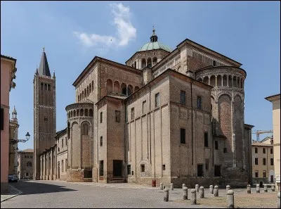 Quelques pas de promenade et vos yeux sont attirés par un bel exemple d'une cathédrale du style roman lombard en Émilie-Romagne.
Comment se nomme-t-elle ?