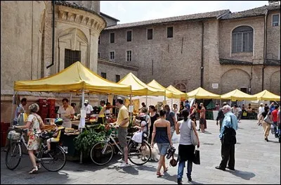 En quittant émerveillé le Dôme, vous vous posez la question comment appeler les habitants de Parme...