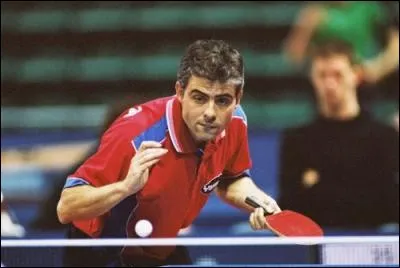 Ce joueur de tennis de table, vice-champion olympique aux jeux olympiques de Barcelone en 1992 et champion du monde simple messieurs en 1993, c'est :