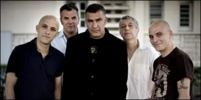 Dans une de ses chansons, sortie en 1998, quel vêtement laisse tomber le groupe Zebda ?