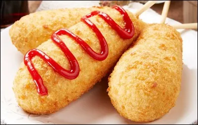 Voici une saucisse sur un bâton, entourée de pâte à frire. En Corée, on l'appelle souvent...