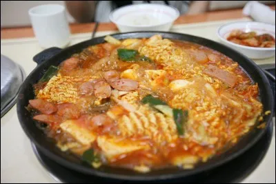Tel un pot-au-feu où l'on mettait les restes avant de les faire bouillir, ce plat d'après-guerre est toujours aussi apprécié. C'est le...