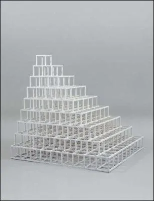 Sol LeWitt travaille essentiellement sur la figure de quelle forme gomtrique dans la plupart de ses oeuvres ?