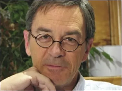 Auteur et philosophe québécois, c'est en 1957 que je vois le jour à Beauport. De 1986 à 1992, je codirige la revue littéraire et philosophique "Le Beffroi" en compagnie d'Alexis Klimov et publie par la suite de nombreux ouvrages dont "Pascal ou la nostalgie de l'Esprit". Vous m'avez reconnu, je suis :