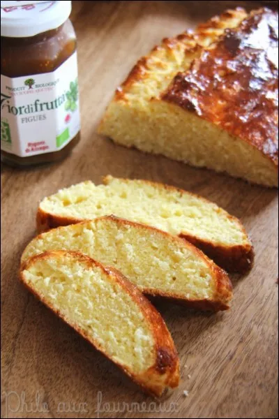 Nous venant de Normandie, il s'agit d'une brioche levée deux fois avant d'être cuite environ une demi-heure à four chaud dans un plat à hauts rebords spécialement prévu à cet effet. Voici :