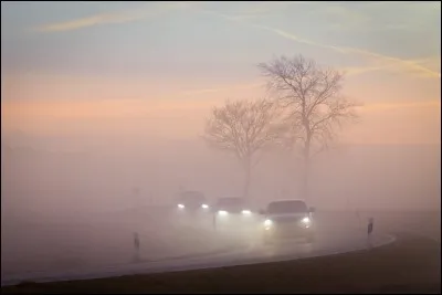 Comment appelle-t-on les fines gouttes d'eau qui flottent dans l'air juste au-dessus de la surface de la Terre ?
