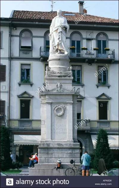 Alessandro Volta, l'inventeur italien de la pile électrique, a sa statue dans la ville de Côme.