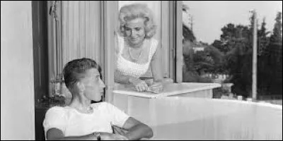 Quel coureur cycliste est le premier à avoir remporté cinq fois le Tour de France ?