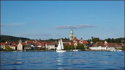 Cette ville allemande de 20 000 habitants, dans du Bade-Wurtemberg, située sur la rive nord-ouest du lac de Constance, c'est :