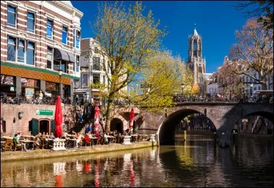 Cette ville néerlandaise de 340 000 habitants, située au centre du pays, c'est :